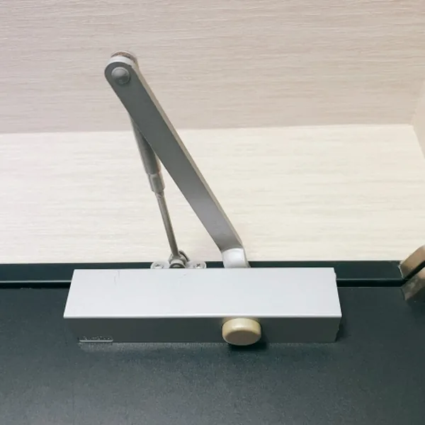 ドアクローザー